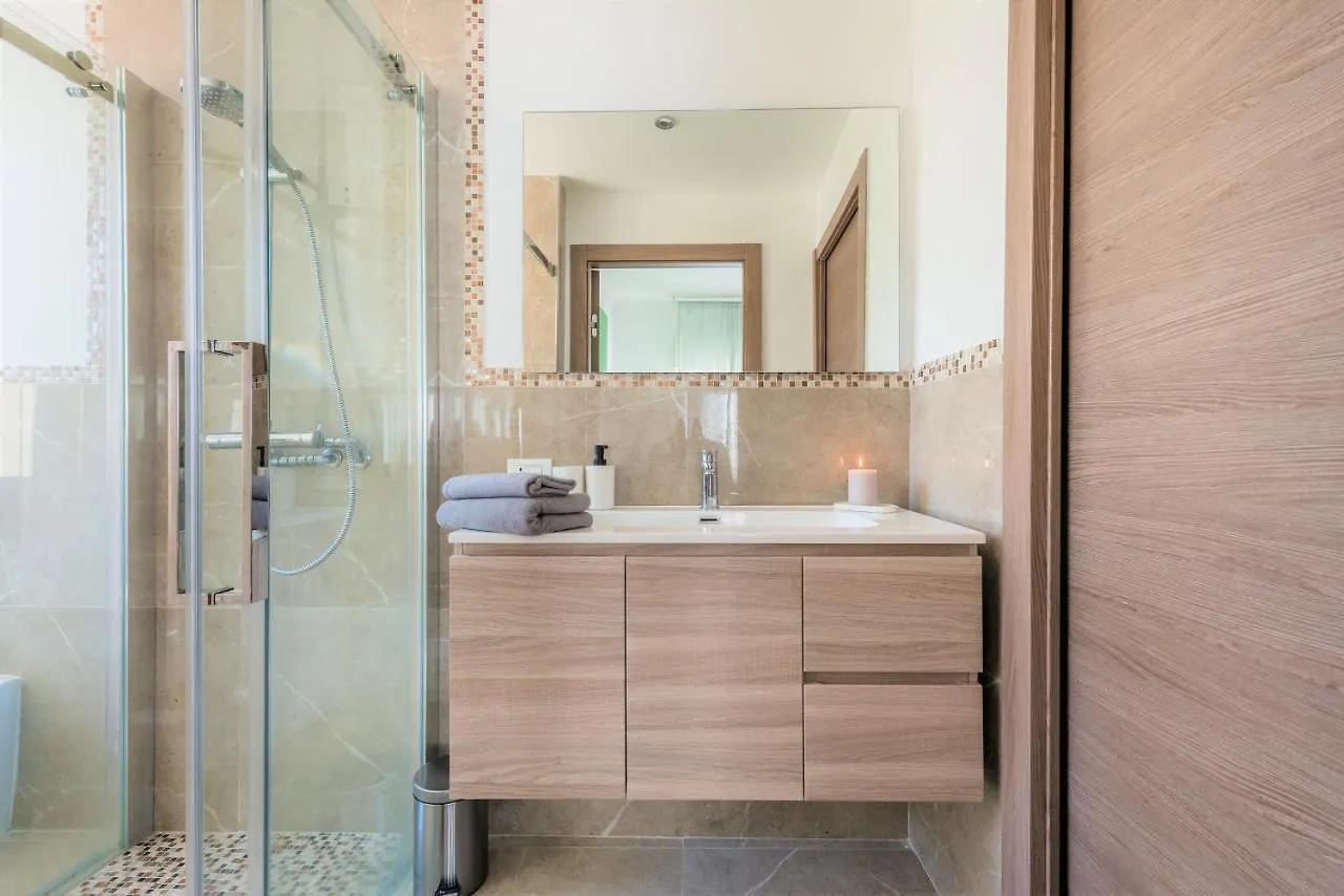 Hostly - Colorhome Pisa Midtown - Unique 3 Rooms With 3 Private Bathrooms